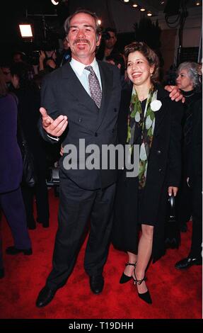 LOS ANGELES, CA - 6 mars 1998 : l'Acteur TOMMY LEE JONES & petite amie à la première de son nouveau film "U.S. Des Maréchaux, à Los Angeles. Banque D'Images