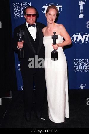 LOS ANGELES, CA - 8 mars 1998 : Jack Nicholson et HELEN HUNT à la Screen Actors Guild Awards à Los Angeles où ils ont gagné le meilleur acteur et actrice awards pour "qu'elle peut l'être." Banque D'Images