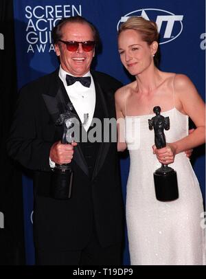 LOS ANGELES, CA - 8 mars 1998 : Jack Nicholson et HELEN HUNT à la Screen Actors Guild Awards à Los Angeles où ils ont gagné le meilleur acteur et actrice awards pour "qu'elle peut l'être." Banque D'Images