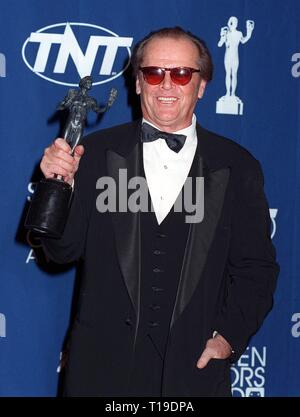 LOS ANGELES, CA - 8 mars 1998 : l'acteur Jack Nicholson à la Screen Actors Guild Awards à Los Angeles. Il a remporté le prix du meilleur acteur pour "qu'elle peut l'être." Banque D'Images