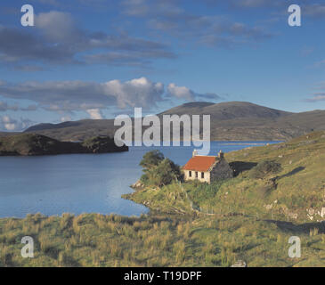 United Kingdom. L'Écosse. Hébrides extérieures. Lewis. Harris. Rhenigidale. Côte avec ruiné cottage. Banque D'Images