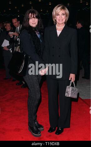 LOS ANGELES, CA - le 12 mars 1998 : Ancien Dallas star LINDA GRAY & fille Kehly Sloane à la première mondiale de "Couleurs primaires" à Hollywood Banque D'Images