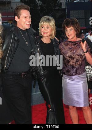 LOS ANGELES, CA - 15 mars 1998 : 'Grease' stars OLIVIA NEWTON-JOHN, Stockard Channing et JEFF CONAWAY au 20e anniversaire de création de 'Grease' au Mann's Chinese Theatre, à Hollywood. Banque D'Images