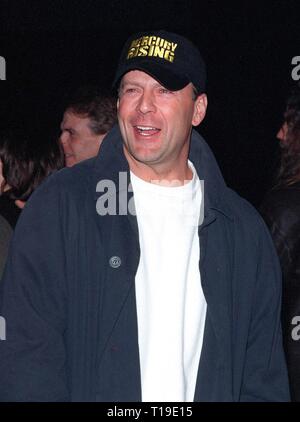 LOS ANGELES, CA - 1 Avril 1998 : l'Acteur Bruce Willis à la première de son nouveau film, 'Mercury' à la hausse, à l'Academy Theatre de Los Angeles. Banque D'Images