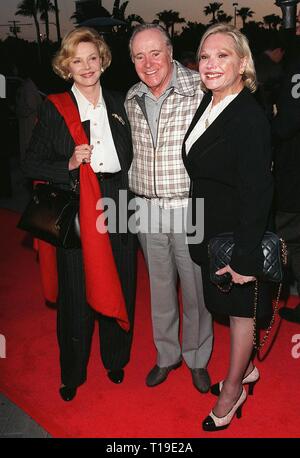 LOS ANGELES, CA - 6 Avril 1998 : l'Acteur JACK LEMMON & épouse FELICIA (à droite) avec Mme Barbara SINATRA à la première de son nouveau film, 'Le drôle de couple II', à Hollywood. Banque D'Images