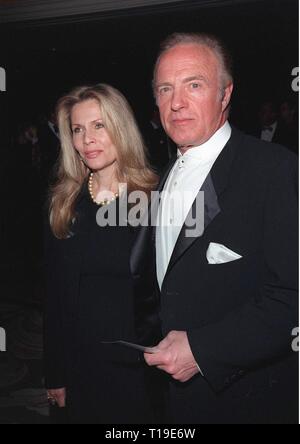 LOS ANGELES, CA - 23 Avril 1998 : l'acteur James Caan & épouse Linda Stokes à la Conférence nationale des Chrétiens et Juifs Humanitarian Award le dîner en l'honneur le président de Viacom Sumner Redstone. Banque D'Images