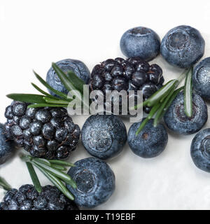 Gâteau avec blueberry, blackbarry et romarin. La décoration de gâteaux. La cuisson, bonbons, sucettes, confiserie, crème. Concept d'aliments sains. Banque D'Images