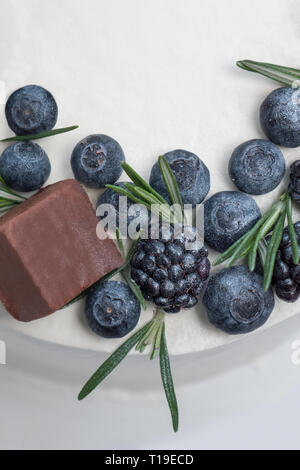 Tarte maison avec baies d'été à la menthe et libre dans un plat allant au four, sur une table. Haut Vertical Vue de dessus. Copy space Banque D'Images