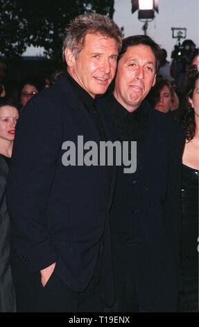 LOS ANGELES, CA - 8 juin 1998 : l'Acteur HARRISON FORD (à gauche) et directeur Ivan REITMAN à première de leur nouveau film, "six jours, sept nuits" dans laquelle Ford stars avec Anne Heche. Banque D'Images