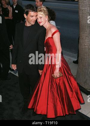 LOS ANGELES, CA - le 11 juillet 1998 : l'Acteur Antonio Banderas et MELANIE GRIFFITH actrice épouse lors de la première mondiale, à Los Angeles, de son nouveau film "Le masque de Zorro". Banque D'Images