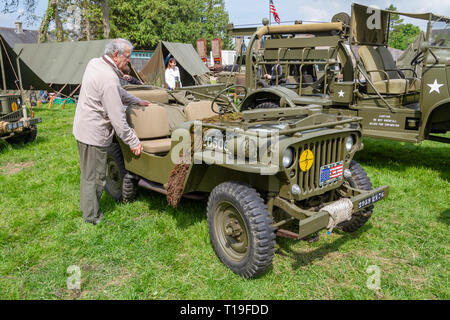 Une Willys MB jeep, une partie de la D-Day 70ème anniversaire des événements, de reconstitution historique et du véhicule s'affiche dans Sainte-Mère-Église, Normandie, France en juin 2014. Banque D'Images