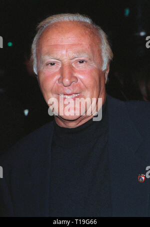 LOS ANGELES, CA - 24 septembre 1998 : l'Acteur ROBERT LOGGIA à l'US premiere de 'Ronin'. Banque D'Images