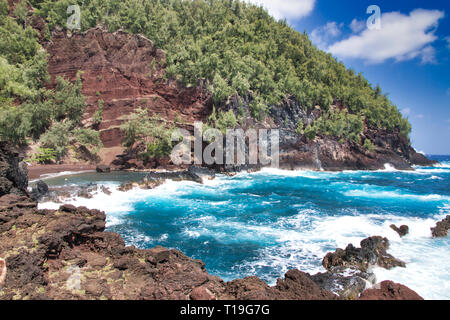 Plage de sable rouge dans la région de Hana sur Maui. Banque D'Images