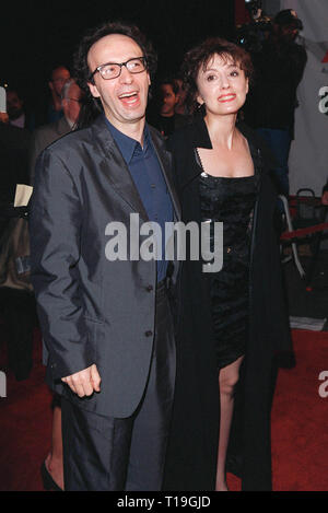 LOS ANGELES, CA - 22 octobre 1998 : l'acteur et réalisateur italien Roberto Benigni et NICOLETTA BRASCHI femme actrice de Hollywood à la première de leur film "La vie est belle (La Vita Ž Bella)' qui a ouvert ses portes l'AFI Los Angeles International Film Festival. Banque D'Images