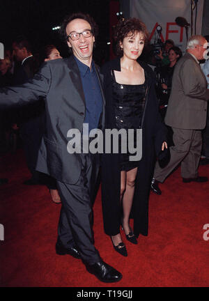 LOS ANGELES, CA - 22 octobre 1998 : l'acteur et réalisateur italien Roberto Benigni et NICOLETTA BRASCHI femme actrice de Hollywood à la première de leur film "La vie est belle (La Vita Ž Bella)' qui a ouvert ses portes l'AFI Los Angeles International Film Festival. Banque D'Images