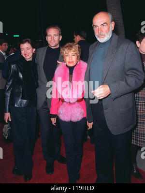 LOS ANGELES, CA - le 11 décembre 1998 : l'Acteur SEAN CONNERY (Droite) & femme avec l'acteur CONNERY MICHELIN fils JASON CONNERY et actrice épouse MIA SARA en première mondiale du nouveau film de Sean 'Playing By Heart' dans laquelle il stars avec Gillian Anderson. © Paul Smith / Featureflash Banque D'Images