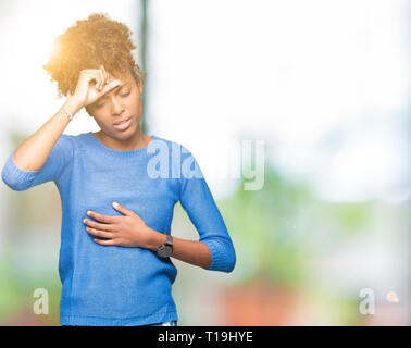 Belle jeune femme afro-américaine sur fond isolé Touching forehead pour maladie et la fièvre, la grippe et le froid, malade du virus Banque D'Images