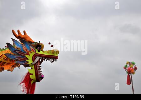 La danse du dragon est une forme de danse traditionnelle dans la culture chinoise. Il symbolise l'imaginé mouvements de l'esprit de la rivière dans un parcours sinueux. Banque D'Images