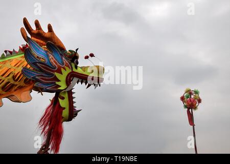 La danse du dragon est une forme de danse traditionnelle dans la culture chinoise. Il symbolise l'imaginé mouvements de l'esprit de la rivière dans un parcours sinueux. Banque D'Images