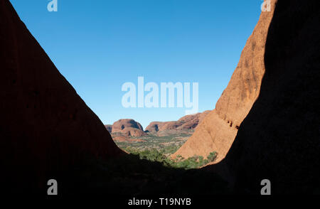 Dômes rouges de Kata Tjuta contre un ciel bleu clair Banque D'Images