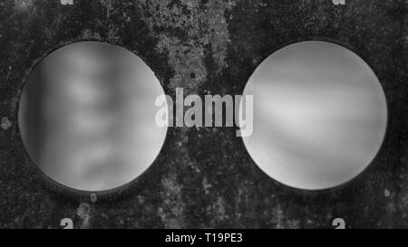 Close up metal mur avec deux fenêtres en forme de hublot. Surface Monochrome et l'arrière-plan flou. Banque D'Images