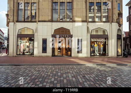 Dordrecht, Pays-Bas - Mars 03, 2019 : Costes logo sur une devanture. Costes, partie de l'arnaque, est à l'origine une chaîne néerlandaise de vêtements sto Banque D'Images