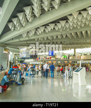 Francfort, Allemagne - le 29 août 2018 : les gens à l'aéroport de Francfort sur le main hall. L'aéroport de Francfort est l'aéroport le plus achalandé en trafic passagers en Germa Banque D'Images