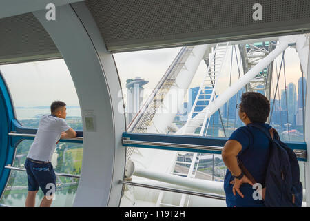 Singapour - janvier 14, 2017 : les touristes appréciant Singapour vue depuis la grande roue cabin Banque D'Images