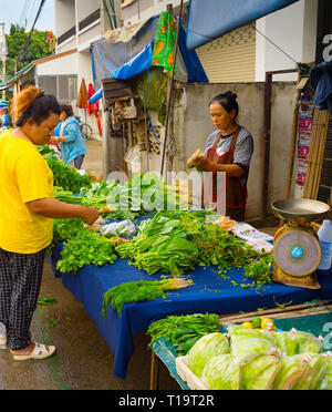 PAI, THAÏLANDE - 10 janvier 2017 : les gens à l'épicerie frais buing marché asiatique de Pai city street Banque D'Images