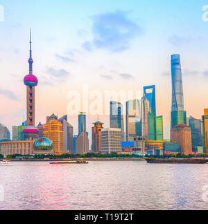 Shanghai skyline metropolis à l'architecture moderne sur les bords de la rivière avec vue pittoresque sur fond de ciel coucher de soleil, Chine Banque D'Images