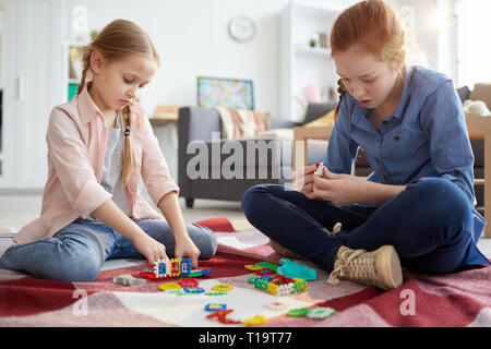 Enfants jouant avec des jouets Banque D'Images