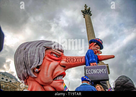 Une effigie du Premier ministre Theresa peut, dans l'ombre de Nelsons column at Trafalgar Square aujourd'hui au cours de la 'le mettre aux gens' rallye qui fait i Banque D'Images