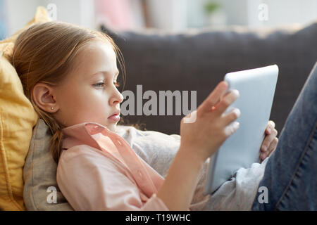 Petite fille à l'aide d'Internet Banque D'Images