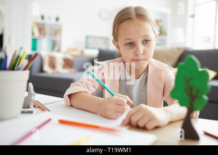 Little Girl doing Homework Banque D'Images