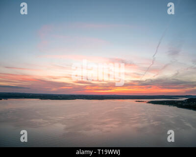 Coucher de soleil sur le Grand lac avec ciel Couleur Orange Banque D'Images