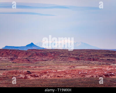 Vue sur le Painted Desert de Pintado Point, parc national de la Forêt Pétrifiée. San Francisco Peaks horizon sur plus de 100 milles de distance, base sous l'horizon. Banque D'Images