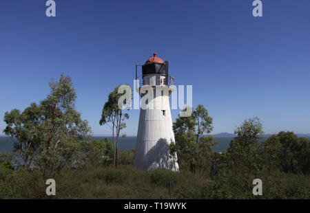 Ondulé historique phare de fer vêtu en mer, colline de l'Île Curtis, Capricorn Coast, Queensland central, près de l'entrée de la rivière Fitzroy était bu Banque D'Images