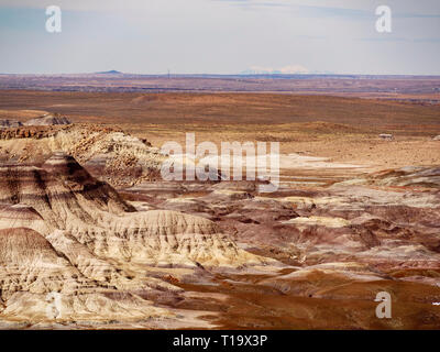 Blue Mesa, Parc National de la Forêt Pétrifiée, Arizona. San Francisco Peaks horizon sur plus de 100 kilomètres. Banque D'Images