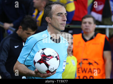 KHARKIV, UKRAINE - septembre 2, 2017 : Arbitre David Fernandez Borbalan (ESP) va à la hauteur avant la Coupe du Monde de Football 2018 jeu de qualification l'Ukraine Banque D'Images