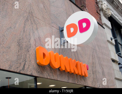 Dunkin Donuts signe avec le nouveau nom de marque étant juste plus de Dunkin magasin à Boston, Massachusetts, USA Banque D'Images