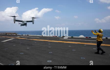 Golfe d'ADEN (23 mars 2019) - Une MV-22 Osprey avec la 22e Marine Expeditionary Unit se prépare à atterrir sur le poste de pilotage de la classe Wasp-navire d'assaut amphibie USS Kearsarge (LHD-3) lors d'une récupération d'aéronefs tactiques et de répétition de missions du personnel. La formation prépare à entrer dans les zones marines combatif et récupérer ou détruire des matériaux sensibles ainsi que la reprise du personnel. Marines et de marins avec la 22e MEU et Amphibie Kearsarge Groupe sont actuellement déployés dans le domaine de la 5e flotte américaine des opérations à l'appui des opérations navales pour assurer la stabilité et la sécurité maritime Banque D'Images