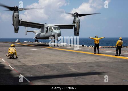 Golfe d'ADEN (23 mars 2019) - Une MV-22 Osprey avec la 22e Marine Expeditionary Unit atterrit sur le poste de pilotage de la classe Wasp-navire d'assaut amphibie USS Kearsarge (LHD-3) lors d'une récupération d'aéronefs tactiques et de répétition de missions du personnel. La formation prépare à entrer dans les zones marines combatif et récupérer ou détruire des matériaux sensibles ainsi que la reprise du personnel. Marines et de marins avec la 22e MEU et Amphibie Kearsarge Groupe sont actuellement déployés dans le domaine de la 5e flotte américaine des opérations à l'appui des opérations navales pour assurer la stabilité et la sécurité maritime dans le Cen Banque D'Images