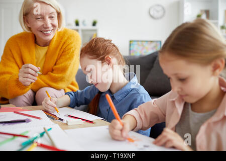 Deux filles Dessin avec maman Banque D'Images