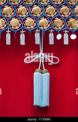 Détail de grands et petits glands, métal et perles travailler sur un flotteur en festival Festival du Printemps de Takayama, Japon Banque D'Images