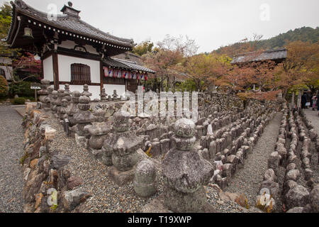 Motifs d'Adashino Nembutsu-ji Temple et cimetière dans le nord-ouest de Kyoto, Japon Banque D'Images