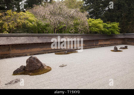 Une partie de la zen rock garden, mur en terre, et les arbres à Ryōan-ji, Kyoto Banque D'Images