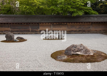 Une partie de la zen rock garden, mur en terre, et les arbres à Ryōan-ji à Kyoto Banque D'Images