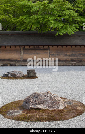 Une partie de la zen rock garden, mur en terre, et les arbres à Ryōan-ji à Kyoto Banque D'Images