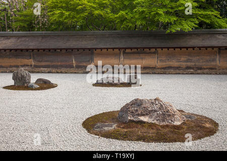 Une partie de la zen rock garden, mur en terre, et les arbres à Ryōan-ji à Kyoto Banque D'Images