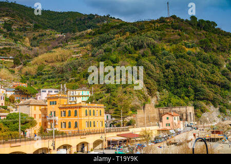 Monterosso Village dans le parc national des Cinque Terre, Ligurie, Italie. L'un des cinq villages de pêcheurs pittoresque célèbre en Italie. Banque D'Images